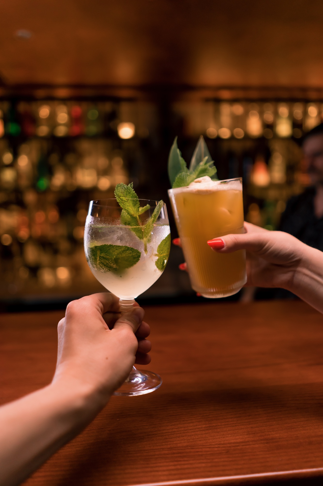 Close up of two people cheering cocktails in bar or disco club drinks and cocktails concept - Wine tasting Barcelona | Play Tour Barcelona